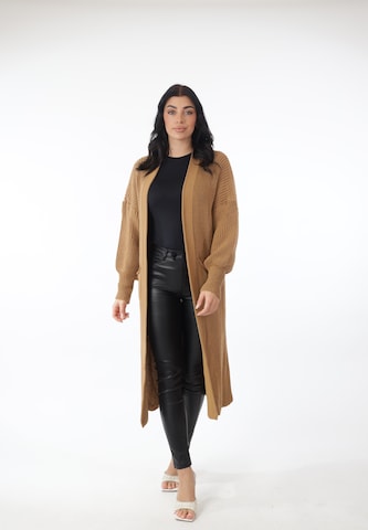 Manteau en tricot Elara en beige : devant