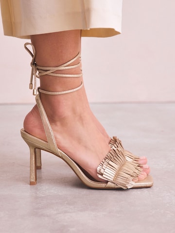 Sandalo di Next in oro