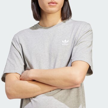 ADIDAS ORIGINALS - Camiseta 'Trefoil Essentials' en gris