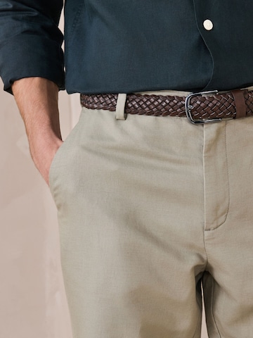 Next Regular Панталон Chino в зелено