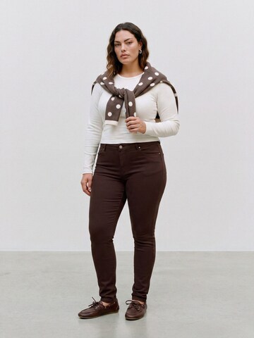 Vero Moda Curve - Skinny Vaquero 'VMCPOLLY' en marrón: frente