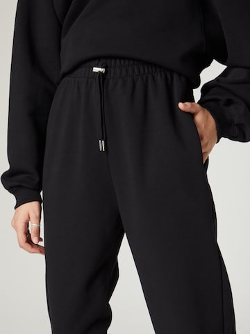 Tapered Pantaloni 'Ida' de la A LOT LESS pe negru