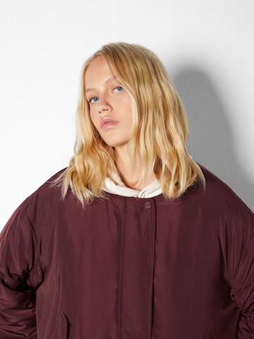 Veste mi-saison Bershka en rouge