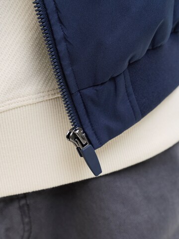 JACK & JONES Välikausitakki 'JJECHARGE' värissä sininen