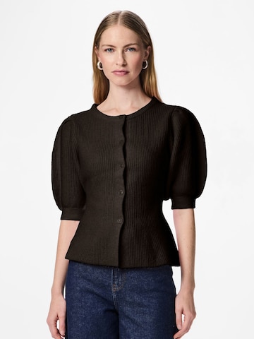 Cardigan 'PCSilly' PIECES en marron : devant
