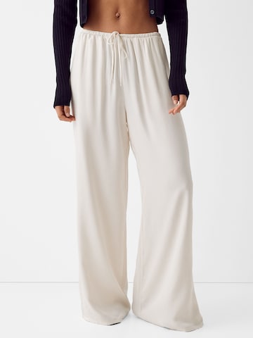 Bershka Wide leg Trousers in White: front