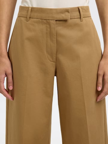 Wide leg Pantaloni con piega frontale di SELECTED in marrone