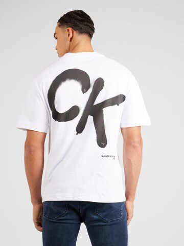 T-Shirt Calvin Klein Jeans en blanc : devant