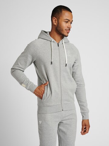 Hummel Sportsweatjacke in Grau: Vorderseite