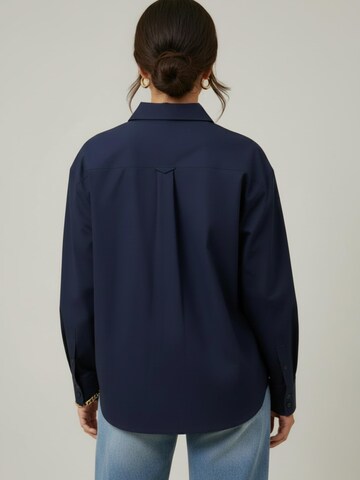 WEARABLE STORIES Bluse 'Tess' i blå