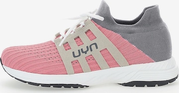 Chaussure de course Uyn en rose : devant
