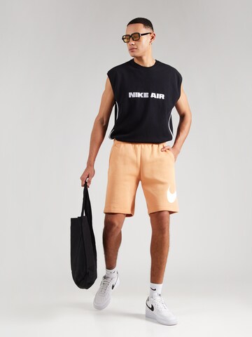Nike Sportswear Свободный крой Штаны 'Club' в Оранжевый