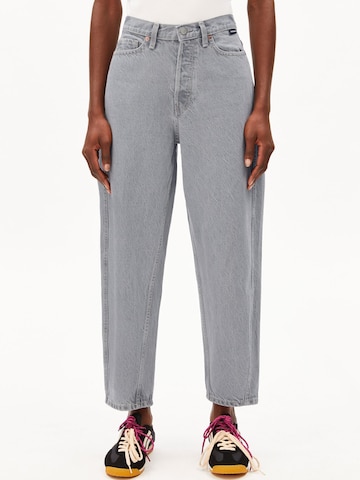 ARMEDANGELS Baggy Jeans 'BAARLY' in Grijs: voorkant