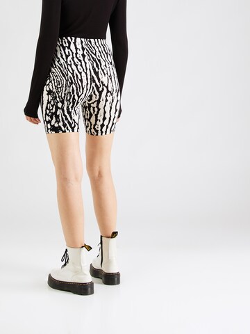TOPSHOP Skinny Shorts in Schwarz