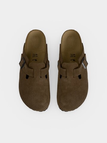 BIRKENSTOCK Muiltjes 'Boston' in Bruin