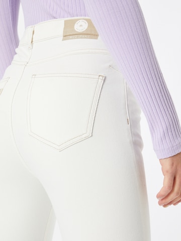 MUD Jeans Skinny Fit Панталон 'Sandy' в бяло