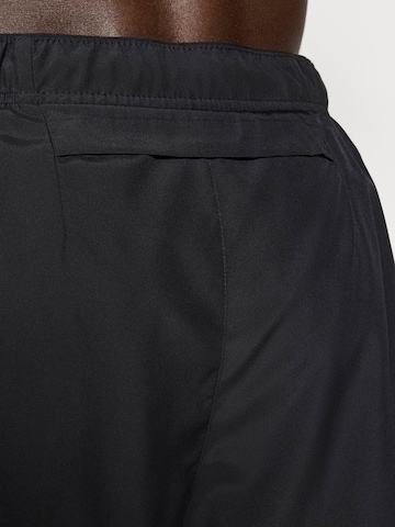 NIKE Szabványos Sportnadrágok 'WNTRZ CHLNGR' - fekete