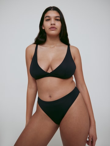 EDITED Triangle Bra 'Hedda' in Black: front