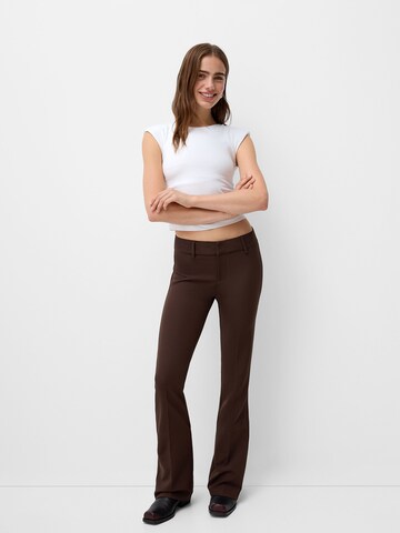 Flared Pantaloni con piega frontale di Bershka in marrone