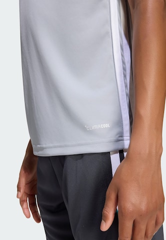 ADIDAS PERFORMANCE - Camisa funcionais 'Tiro 26 Essentials' em cinzento