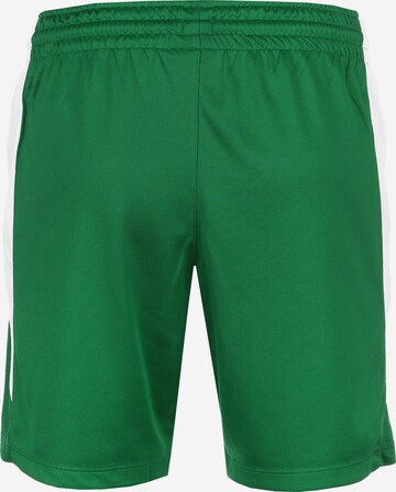 NIKE Regular Sportshorts in Grün