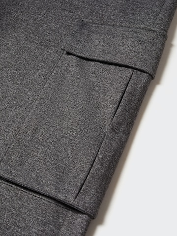 Regular Pantalon cargo 'ORTI' MANGO en gris