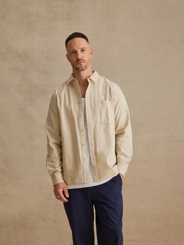 DAN FOX APPAREL Средняя посадка Рубашка в Бежевый: спереди