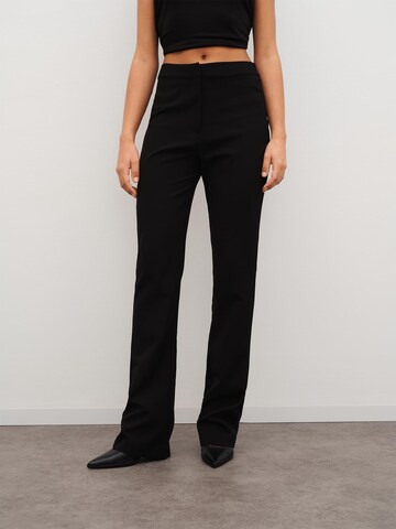 Coupe slim Pantalon RÆRE by Lorena Rae en noir : devant