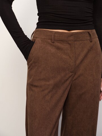 RÆRE by Lorena Rae - Loosefit Calças com vincos em castanho
