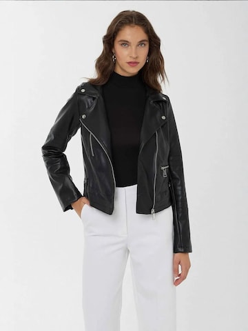 Hiccup Jacke in Schwarz: Vorderseite