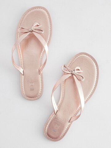 Next - Sandalias de dedo 'Forever Comfort®' en oro