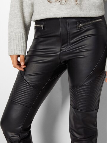 Bershka Slimfit Hose in Schwarz