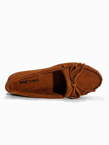 Minnetonka Mokaszin 'Kilty' - barna