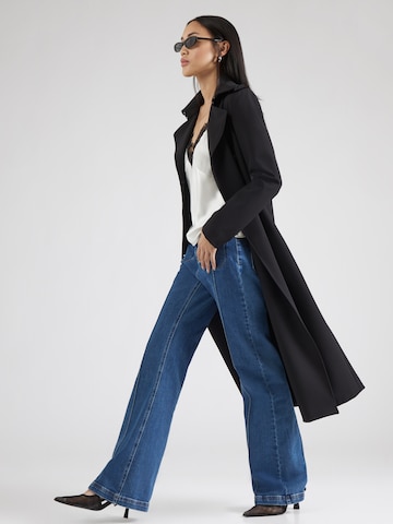 Top de la Gina Tricot pe alb