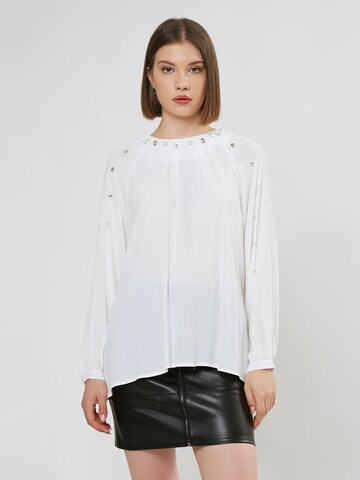 Influencer - Blusa en blanco: frente