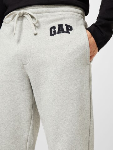 Tapered Pantaloni 'MODRN' de la GAP pe gri