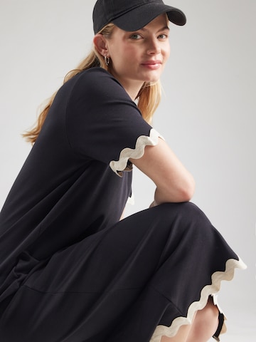 Rochie 'VICALISA' de la VILA pe negru