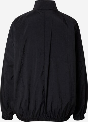 Nike Sportswear Prechodná bunda 'Essential' - Čierna