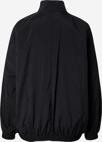 Nike SportswearPrijelazna jakna 'Essential' - crna boja