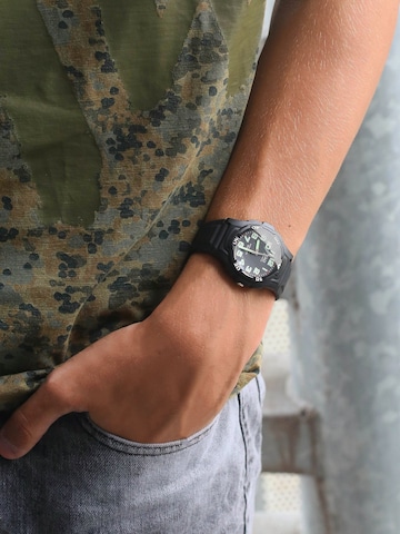 Q&Q Analoog horloge 'Klassisch' in Zwart: voorkant