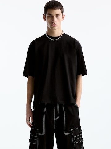 Tricou de la Pull&Bear pe negru: față