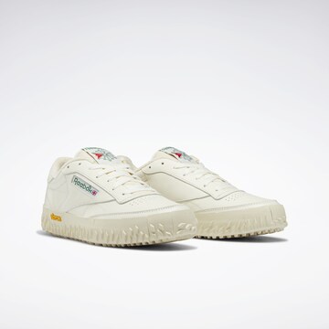 Baskets basses 'Club C' Reebok en beige