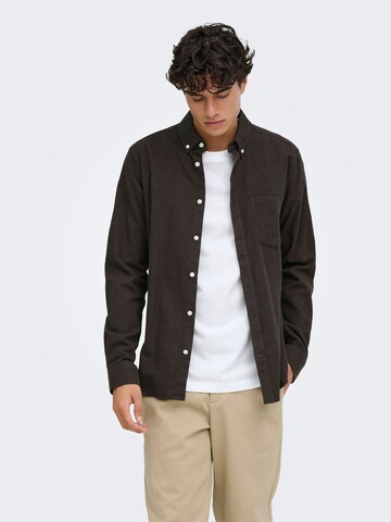 Coupe slim Chemise 'NIKO ' Only & Sons en marron : devant