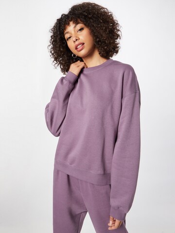 Sweat-shirt 'Essence Standard' WEEKDAY en violet : devant
