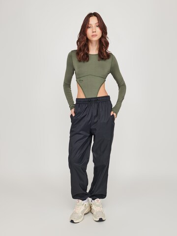 ABOUT YOU x VIAM Studio Shirt body 'Trouble' in Groen