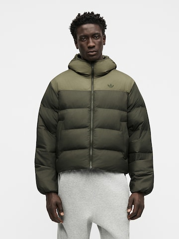 ADIDAS ORIGINALS Зимно яке в зелено: отпред