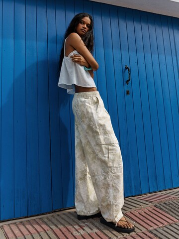 Bershka Baggy Hose 'HIBISCUS' in Beige