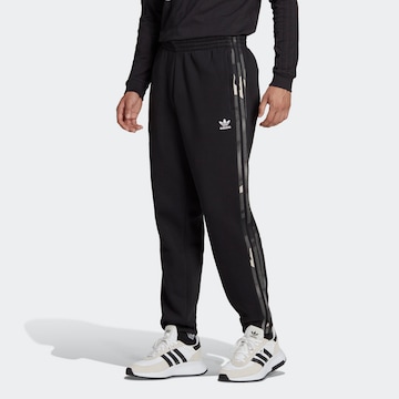 Tapered Pantaloni 'Graphics Camo Sweat' de la ADIDAS ORIGINALS pe negru