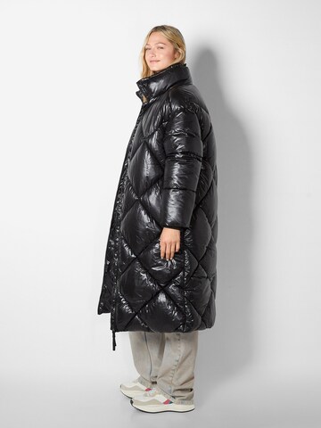 Bershka Зимно палто в черно: отпред