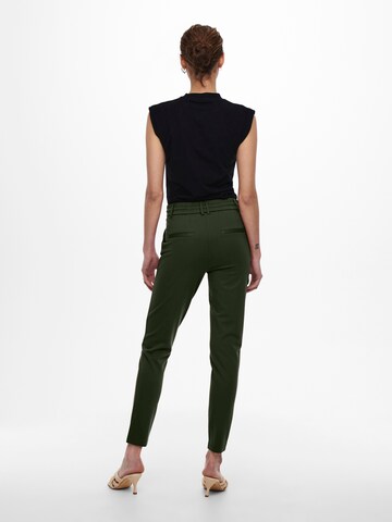 Tapered Pantaloni con pieghe 'ONLPOPTRASH' di Only Tall in verde